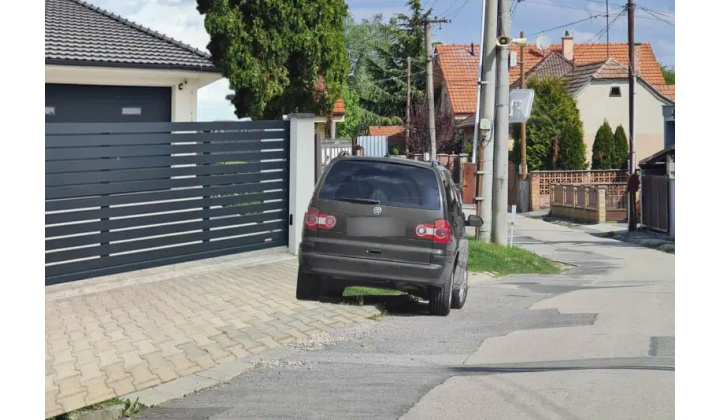 Oznam k parkovaniu motorových vozidiel na miestnych komunikáciách pred domami